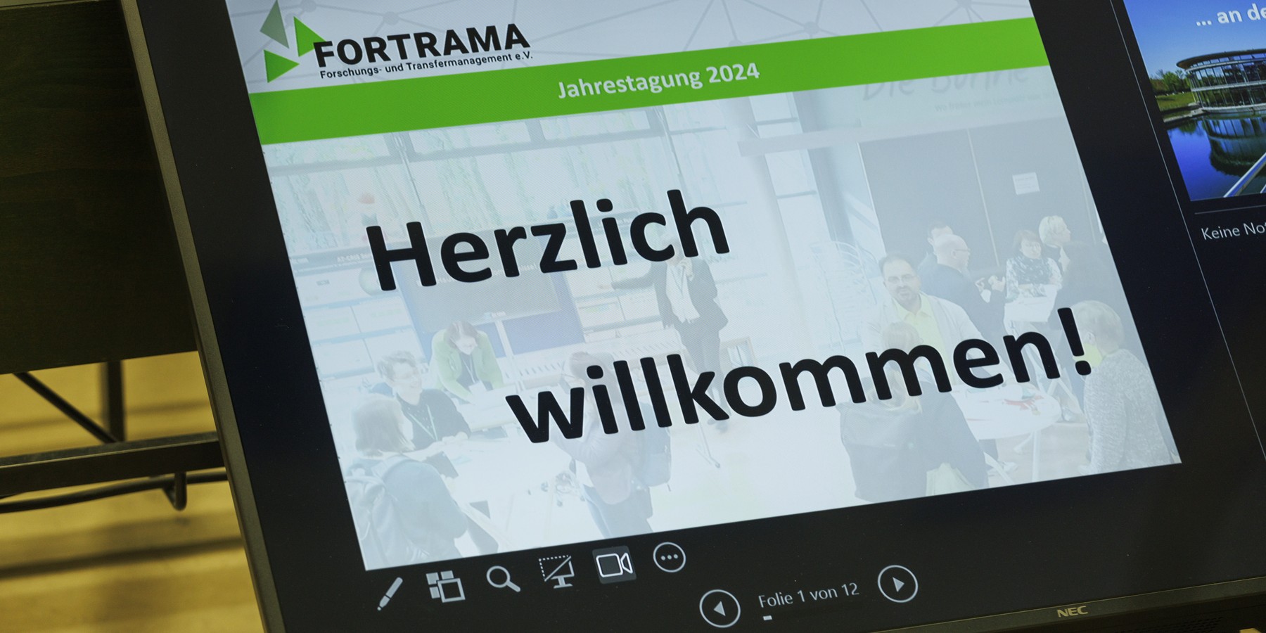 Digitale Anzeigetafel mit Herzlich willkommen Schriftzug