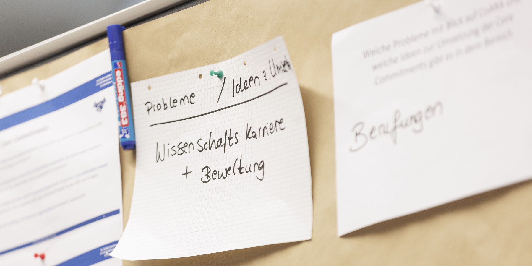 Karteikärtchen an Stellwand