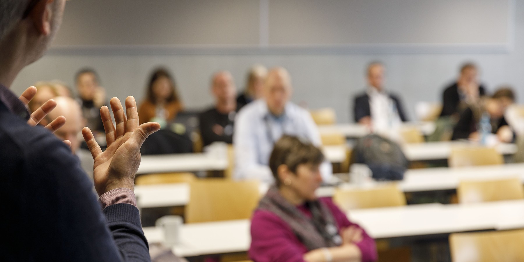 Personen im Seminarraum