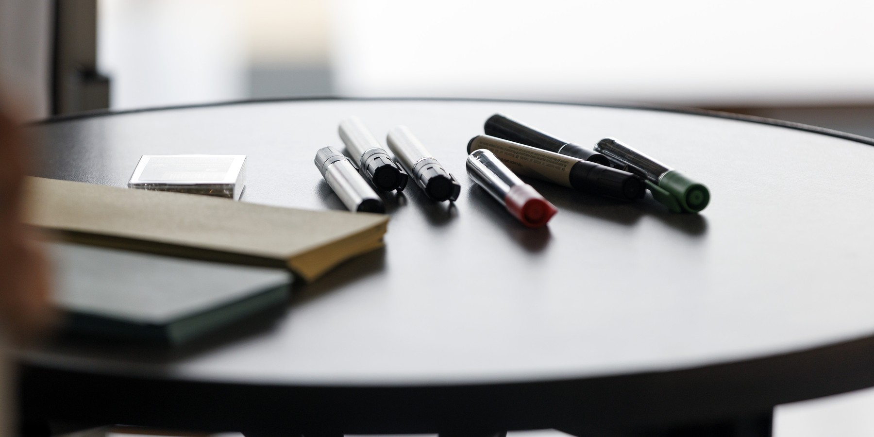 Stifte und Karteikarten auf einem Tisch